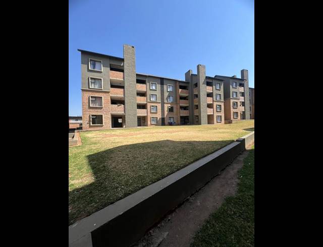 2 BEDROOM APARTMENT FOR SALE IN POMONA